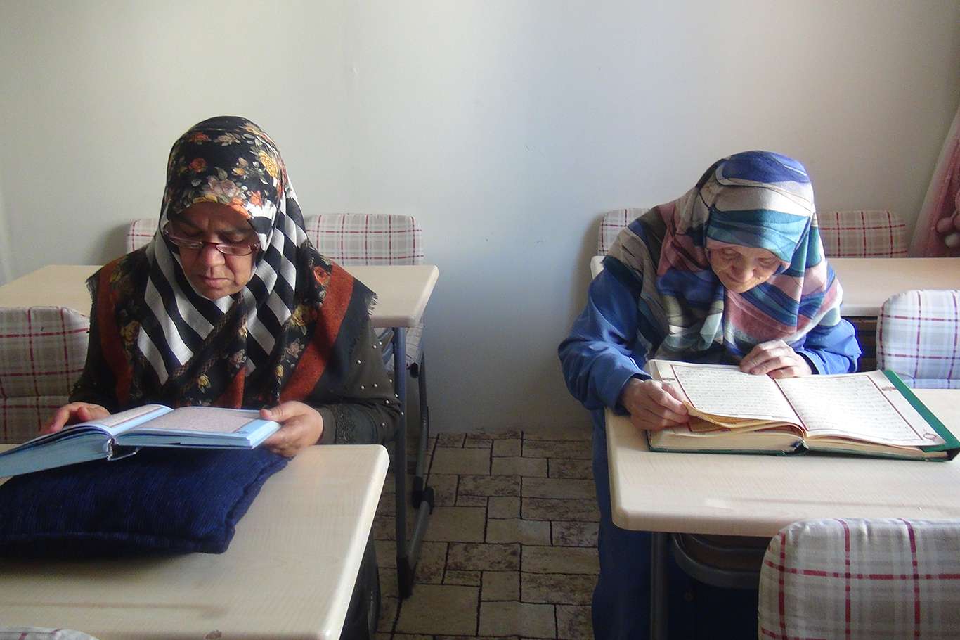 Yaşlı teyzelerin Kur'an öğrenme aşkı akıllara 'öğrenmenin yaşı yok' sözünü getirdi Yaşlı teyzelerin Kur'an öğrenme aşkı akıllara 'öğrenmenin yaşı yok' sözünü getirdi